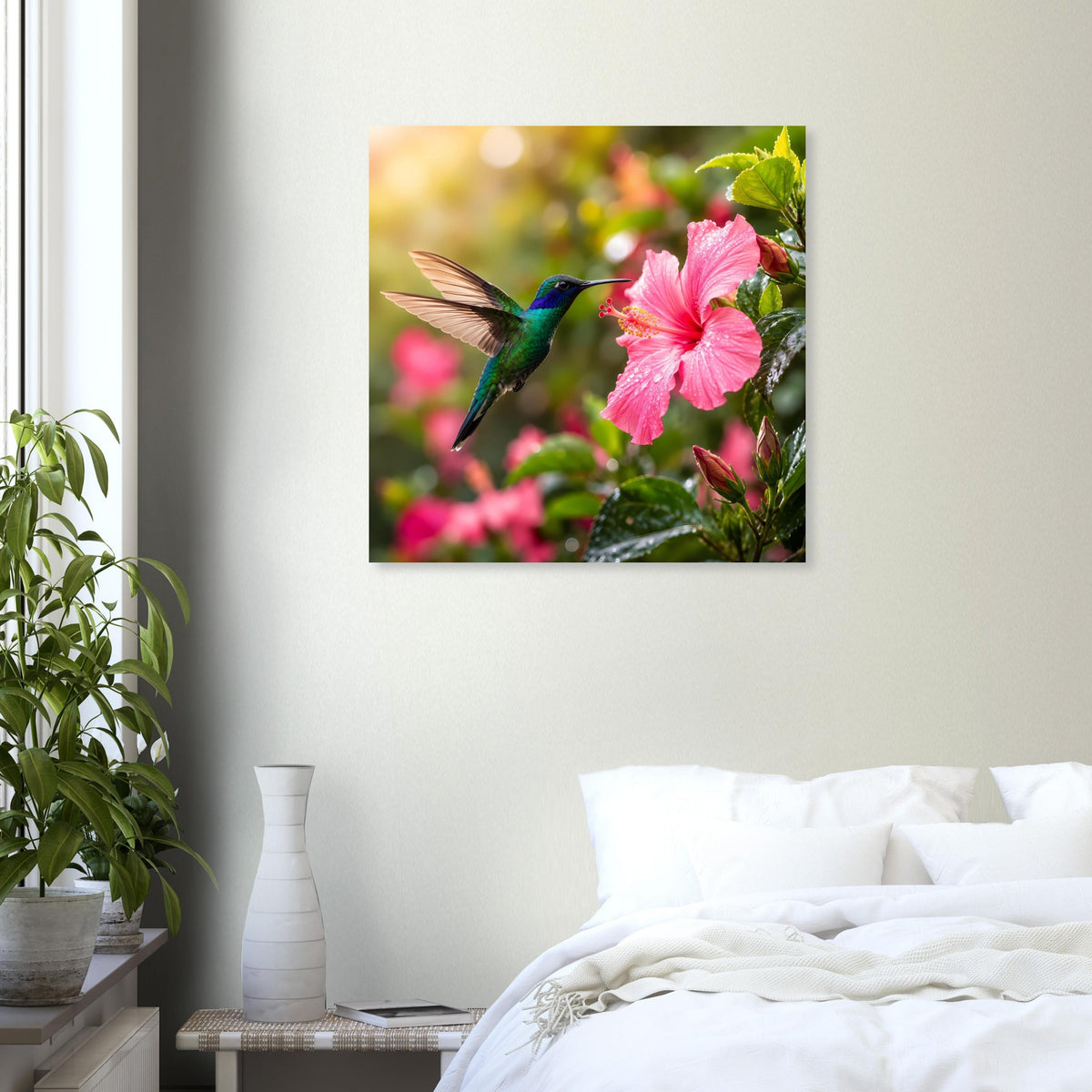 Naturposter im Quadratformat mit Kolibri auf Hibiskusstrauch, rosa Blüten und Grünpflanzen
