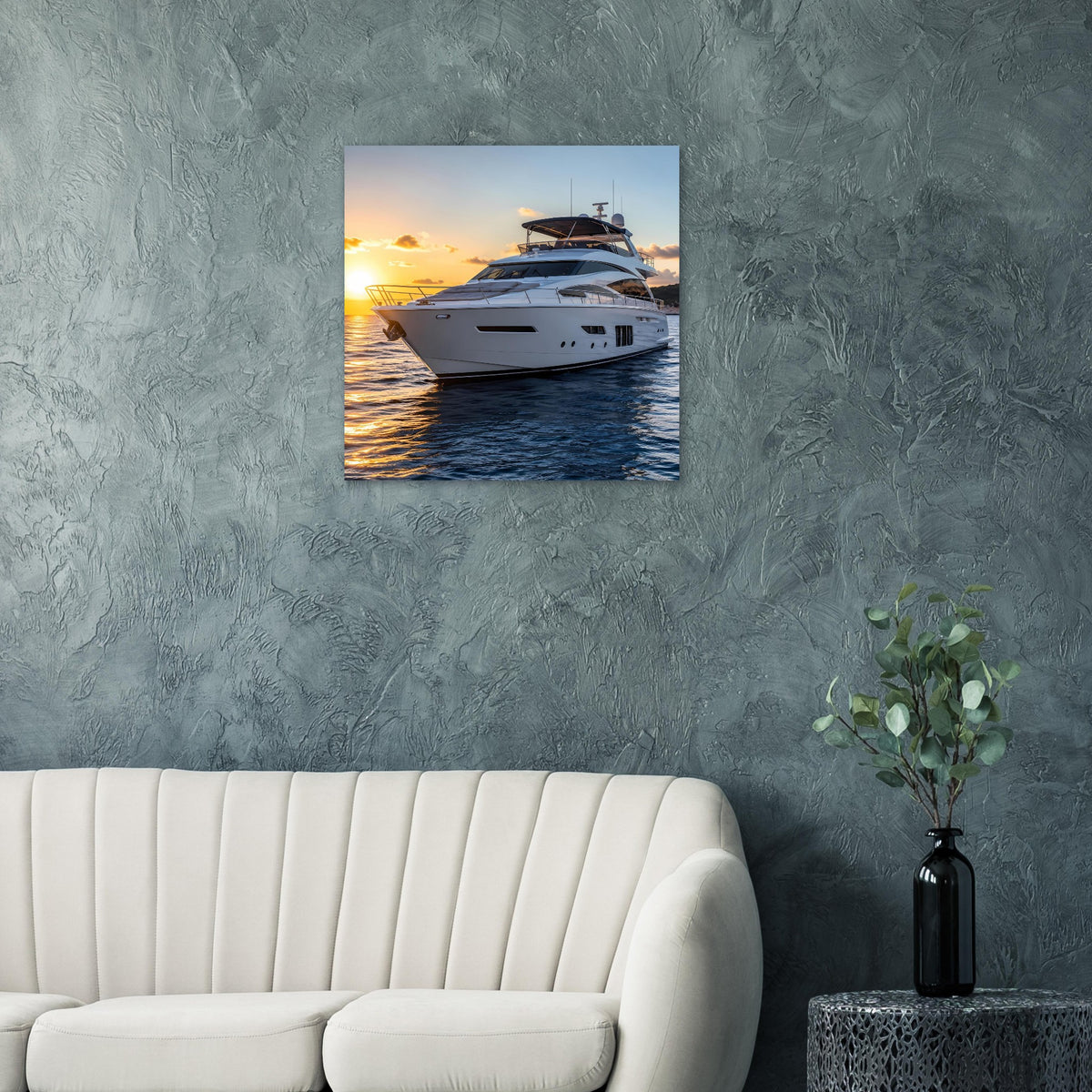 Poster im Quadratformat: weiße Yacht auf blauem Meer bei Sonnenuntergang in Goldtönen