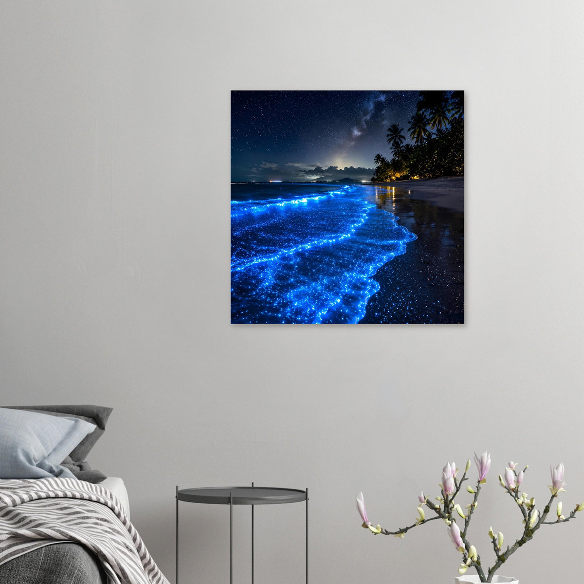 Quadratisches Poster mit blauen leuchtenden Wellen an einem tropischen Strand