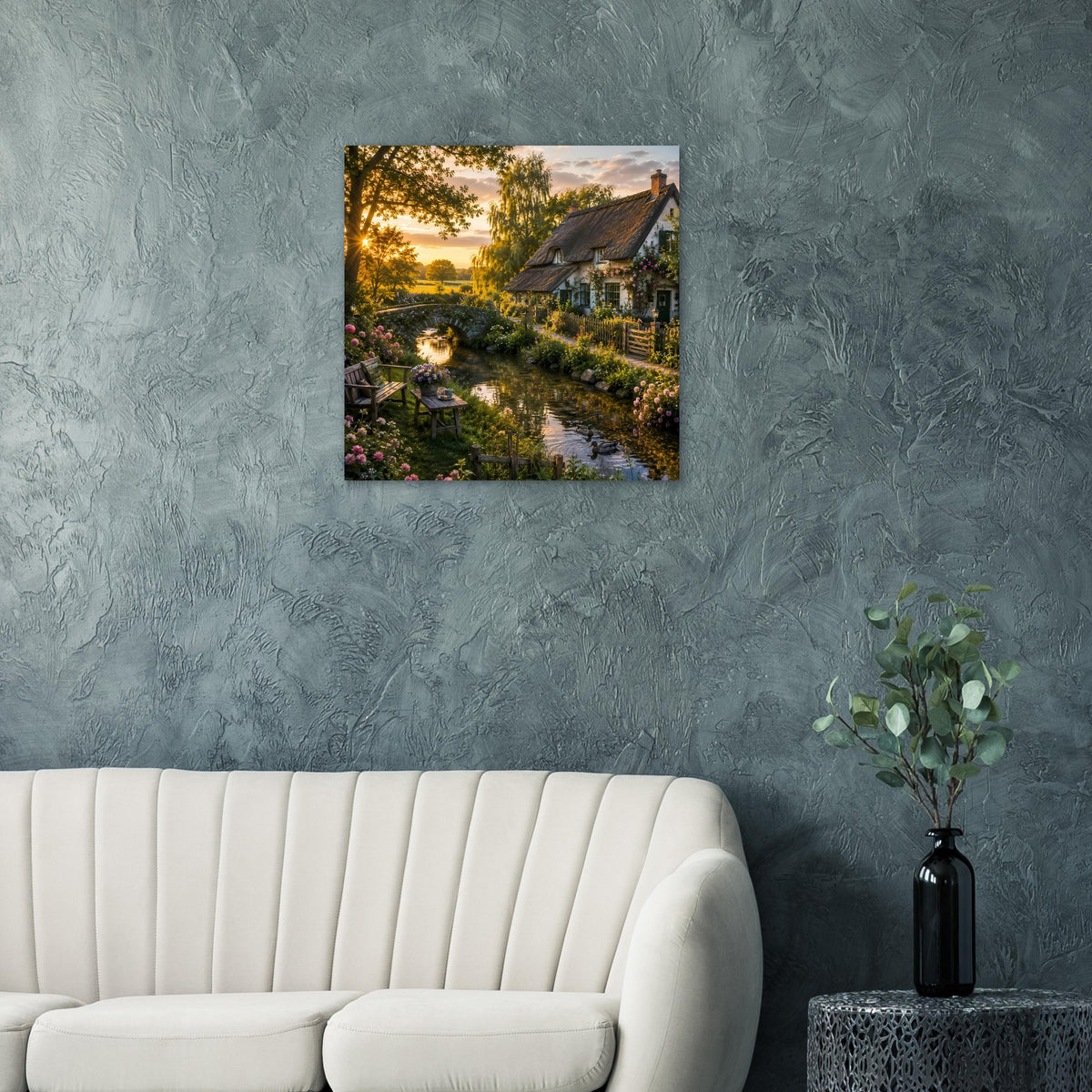 Quadratisches Poster mit Landhaus, Gartenweg und goldenem Himmel