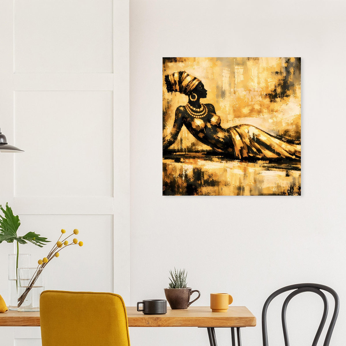 Gerahmtes Kunstdruck-Poster: sitzende Gold-Schwarz-Frau mit Perlenornamenten