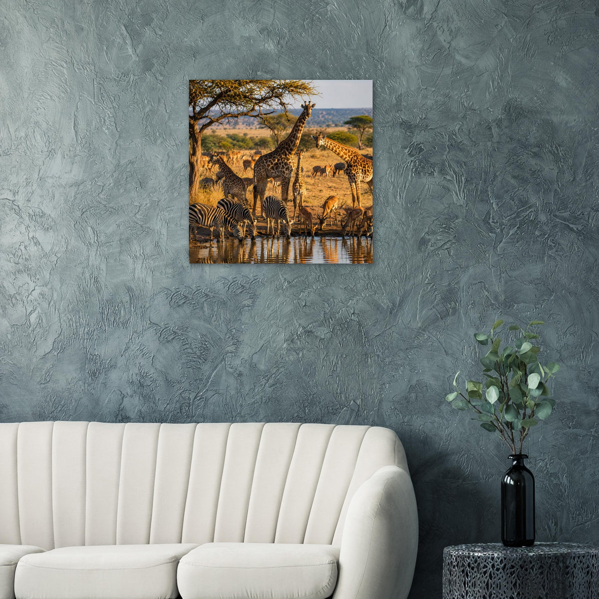 Safari-Wildtierszenen-Poster mit Giraffe, Zebras und Savanne am Wasser, warm gefärbt