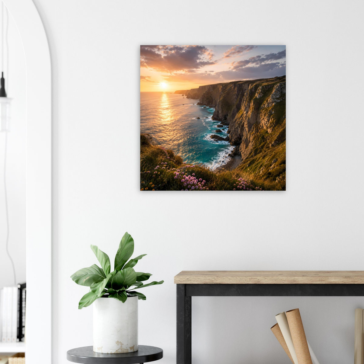 Poster mit Küste bei Sonnenuntergang: Sonnenlicht, Meerlinie und Klippen am Ufer.