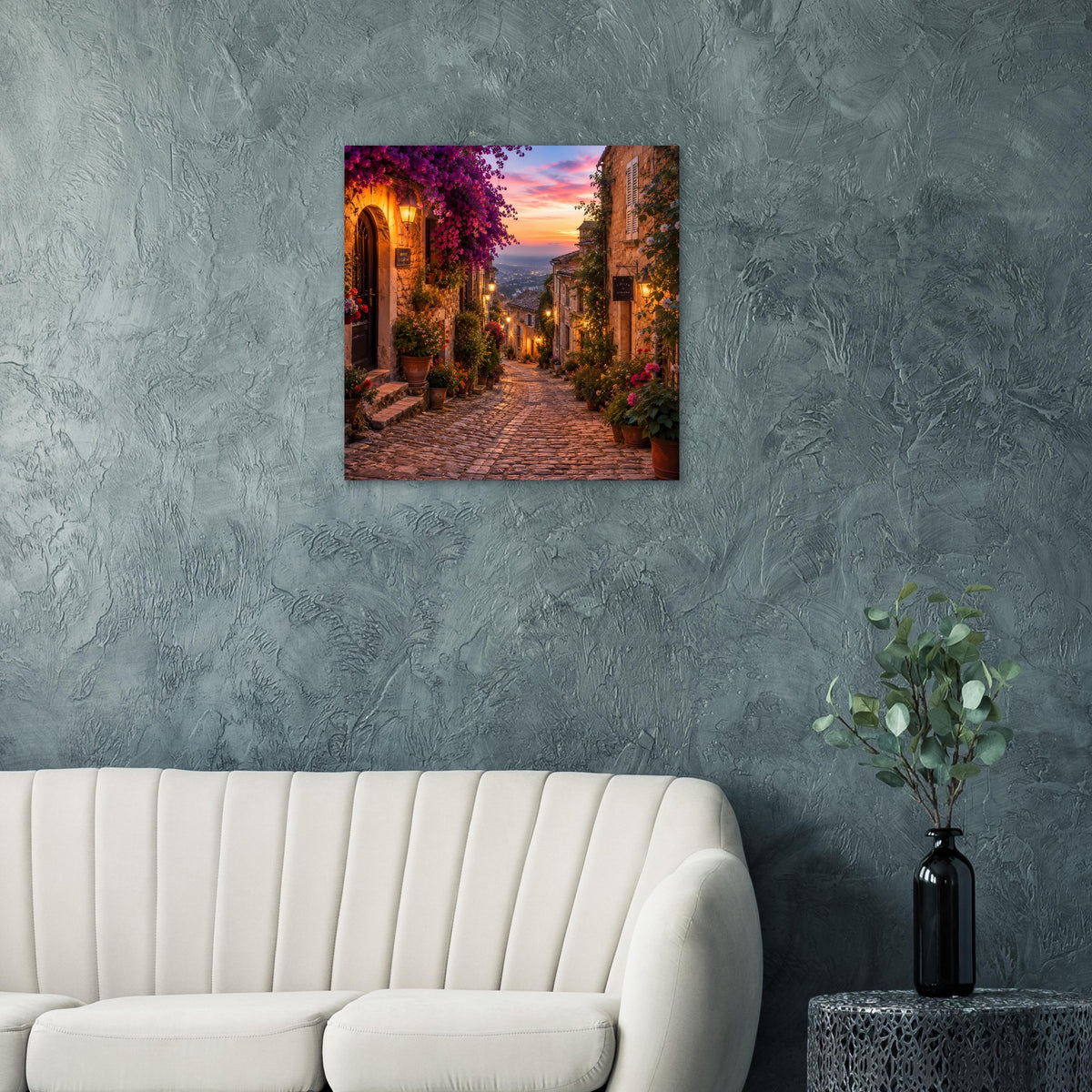 Quadratisches Poster mit Abendlandschaft: Gasse, warme Lichter und üppige Pflanzenwände