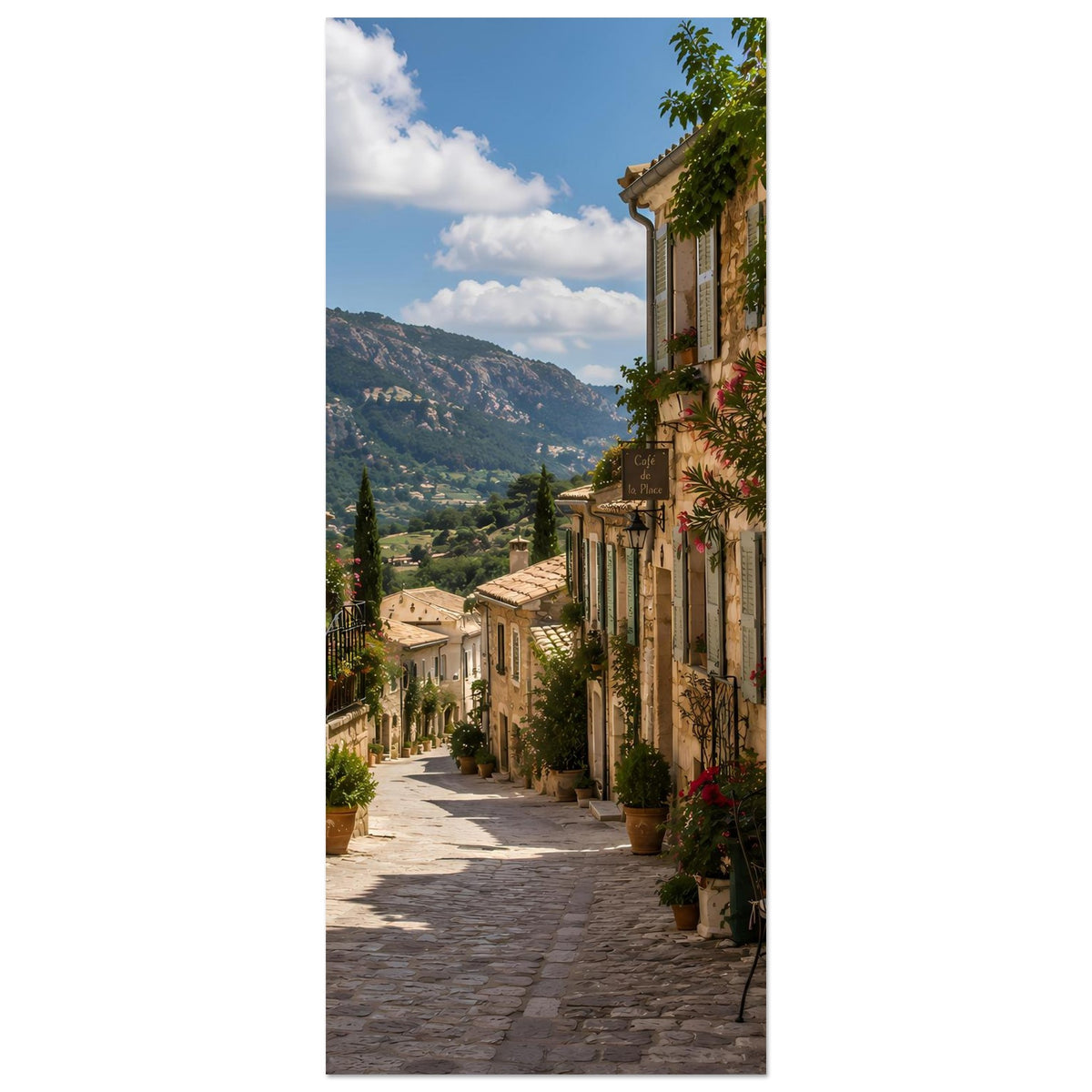 Poster: vertikale Ansicht einer mediterranen Steingasse mit Bergblick und Häusern