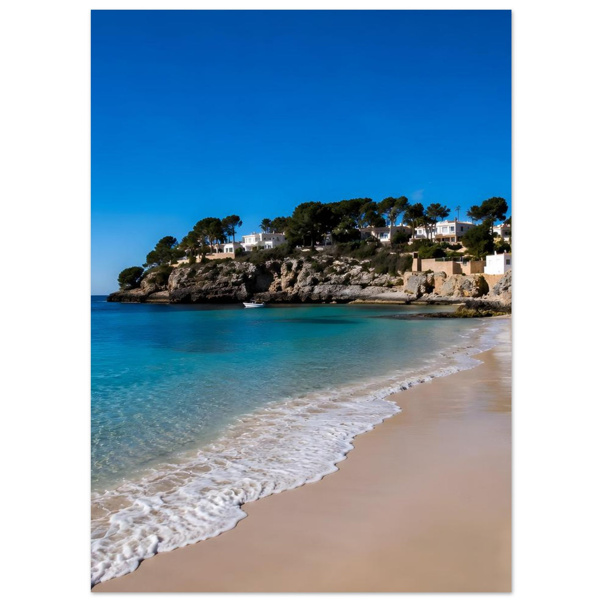 Poster im Hochformat mit Küstenlinie, türkisblauem Wasser, Sandstrand und weißen Häusern