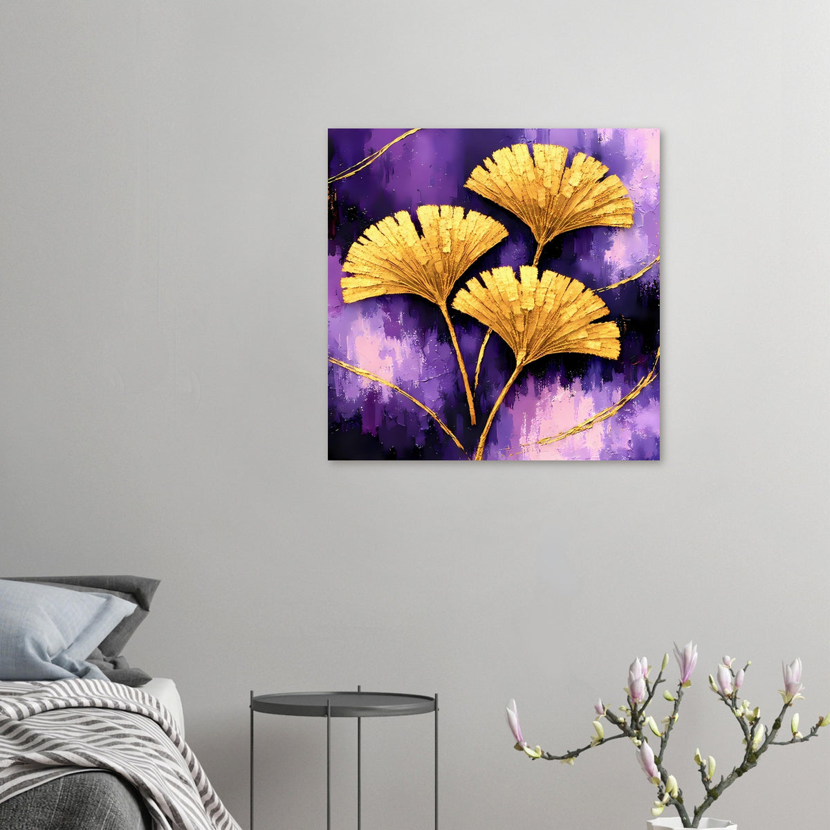 Kleines Poster mit goldenen Ginkgo-Blättern an der Wand, violette Bildfläche