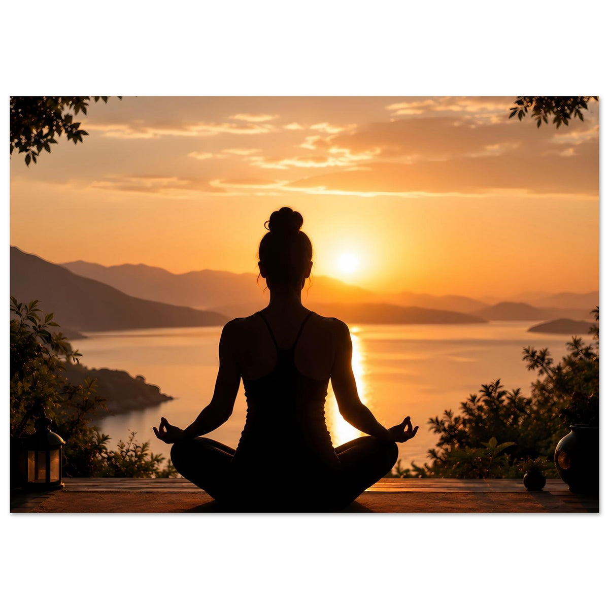 Meditationsposter im Querformat mit Silhouette einer sitzenden Person im Lotussitz beim Sonnenuntergang