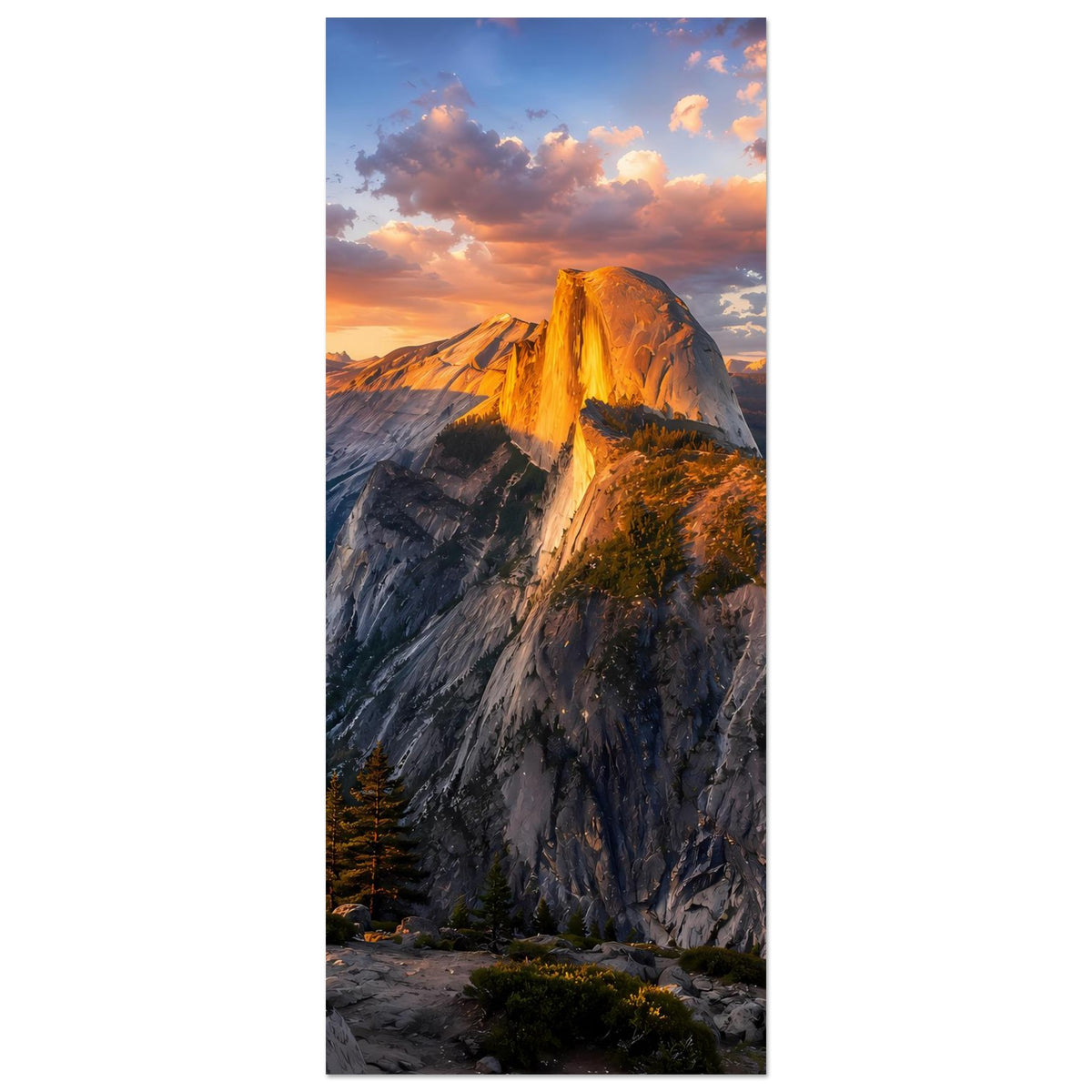 Berglandschafts-Poster im Hochformat mit Sonnenuntergang, goldener Felswand und Nadelbäumen