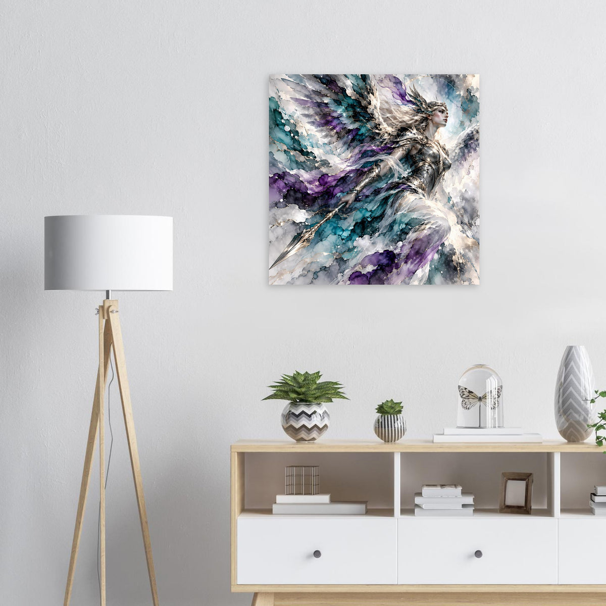 Fantasy-Poster mit geflügeltem Kriegerengel in Blau und Violett, dynamische Wolkenoptik