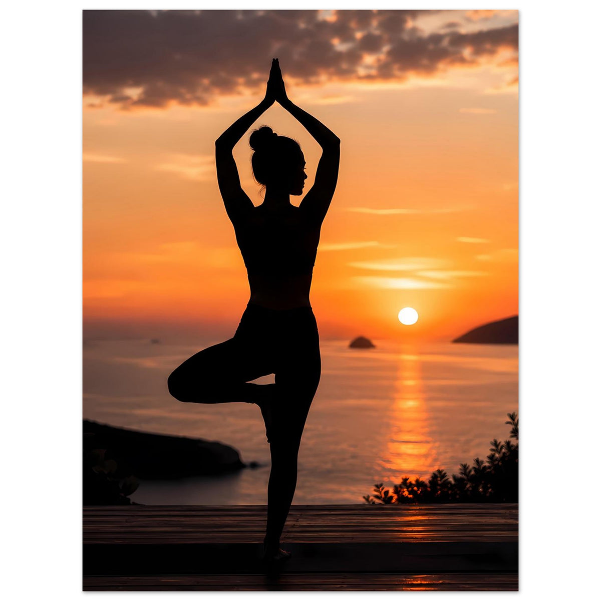 Yoga-Poster mit schwarzer Silhouette in Meditationspose vor untergehender Sonne