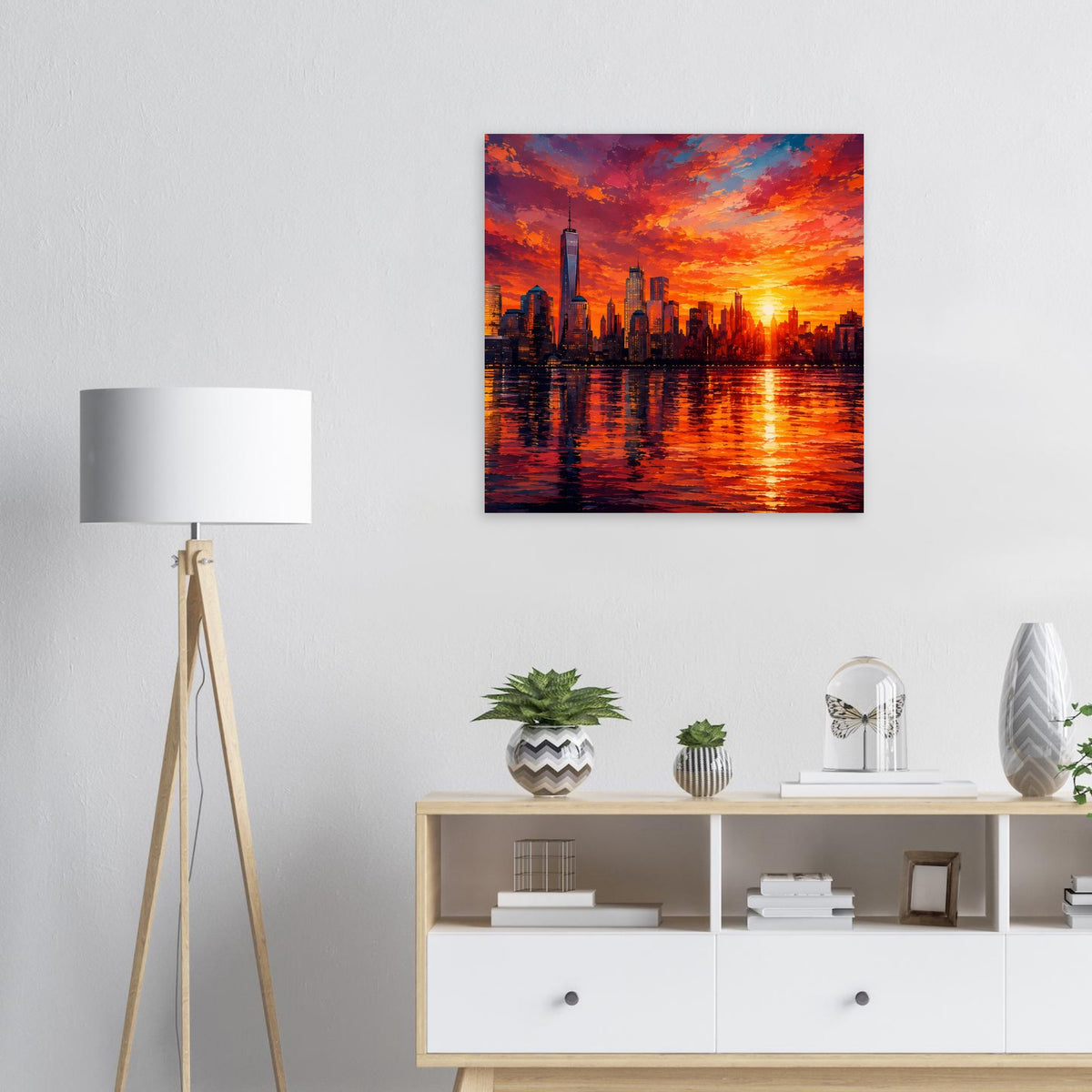 Quadratisches Skyline-Poster: One World Trade Center bei Sonnenuntergang mit Spiegelung im Wasser.