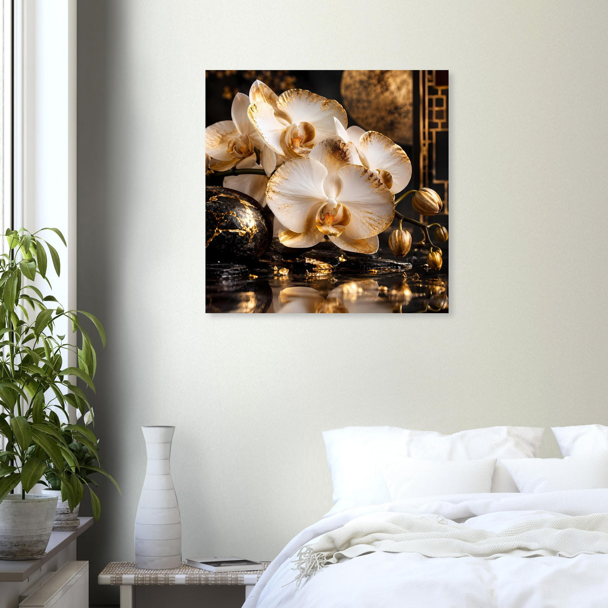 Poster mit weißer Orchidee, goldschimmernden Kugeln und Spiegelungen auf dunklem Motiv
