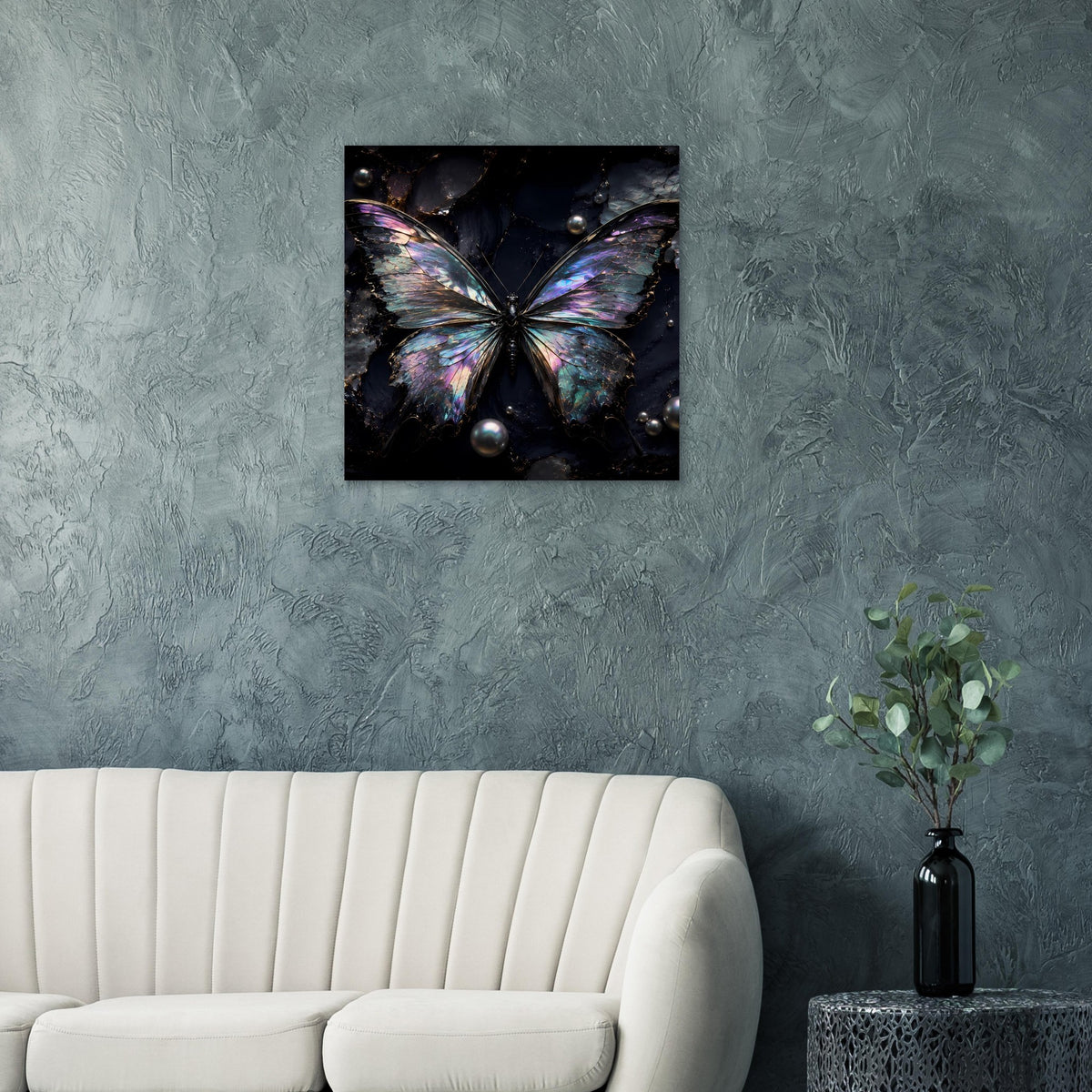 Quadratisches Poster mit Schmetterling im Detail, schillernde Flügel auf dunklem Grund
