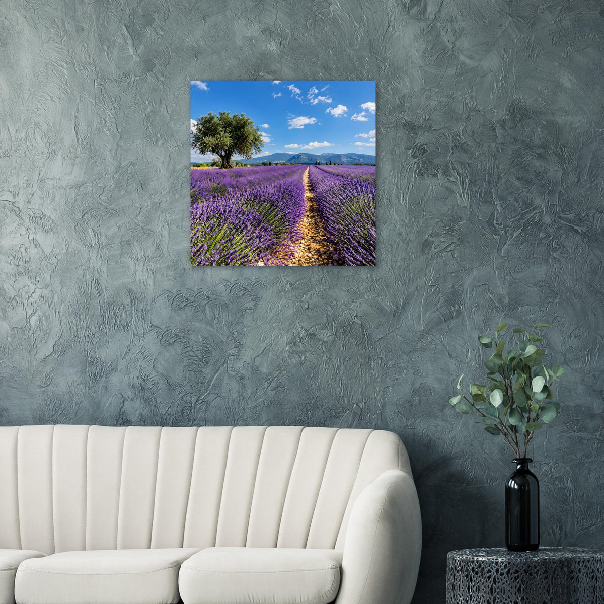 Quadratisches Lavendelfeld-Poster mit violetten Reihen, goldener Spur und blauem Himmel