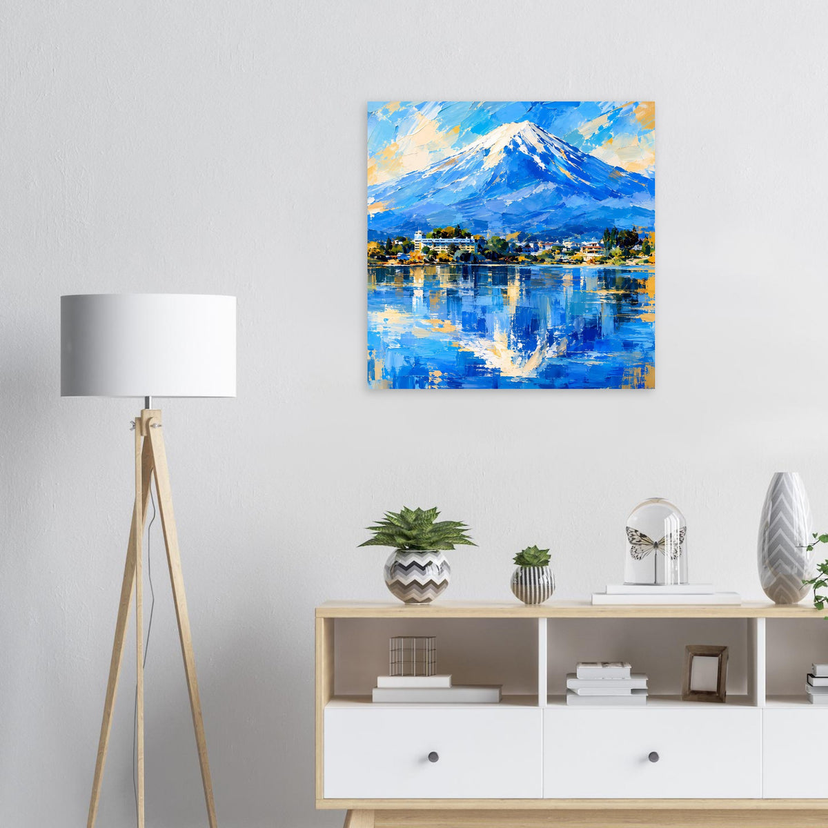 Kleines Landschaftsposter im Querformat mit blauem Berg und spiegelndem See