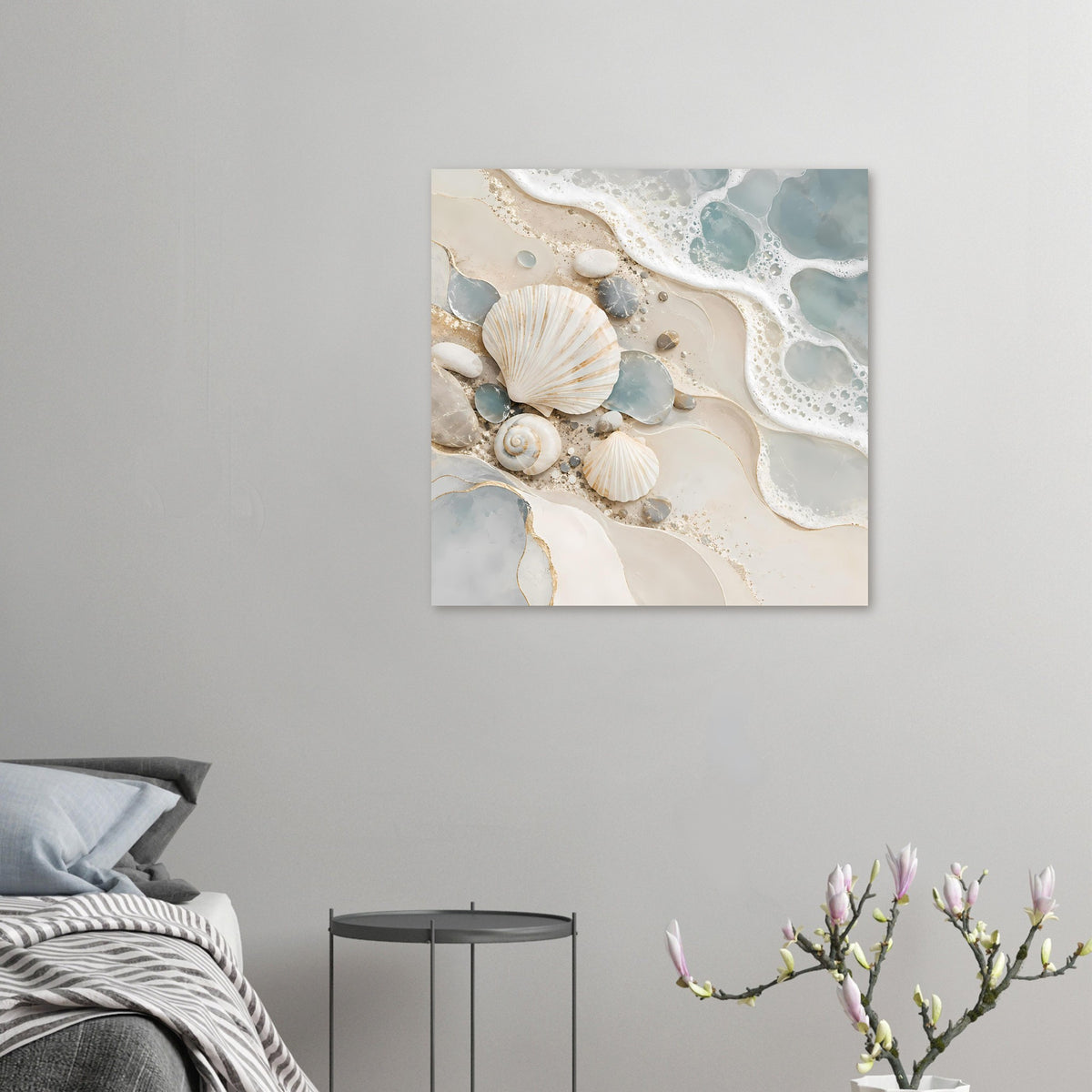 Kleiner Kunstdruck mit Muscheln im Sand, weißem Schaum und hellblauen Elementen