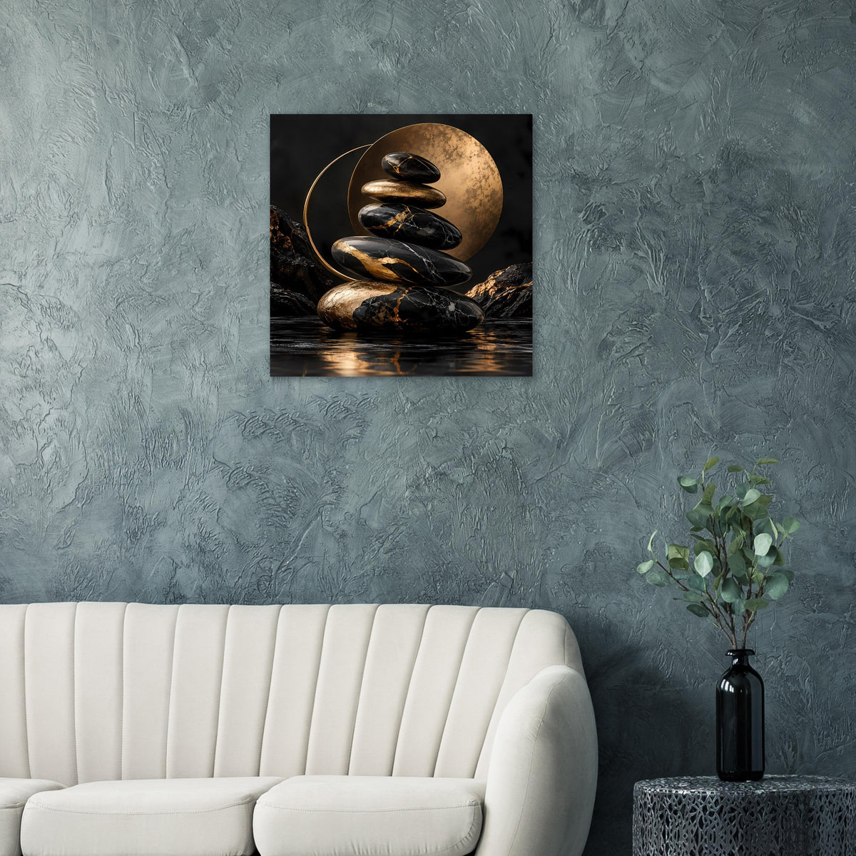 Zen-Stein-Poster: dunkler Stein-Stapel vor goldener Scheibe, mit Wasserreflexen