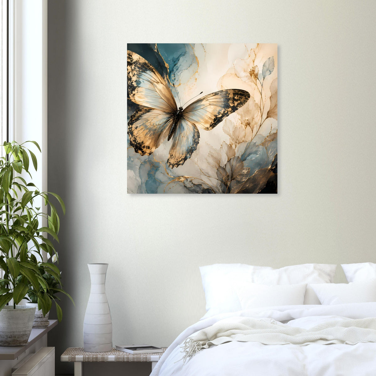 Kunstposter mit Schmetterling in Blau-Gold auf beigem Hintergrund, mittig und quadratisch