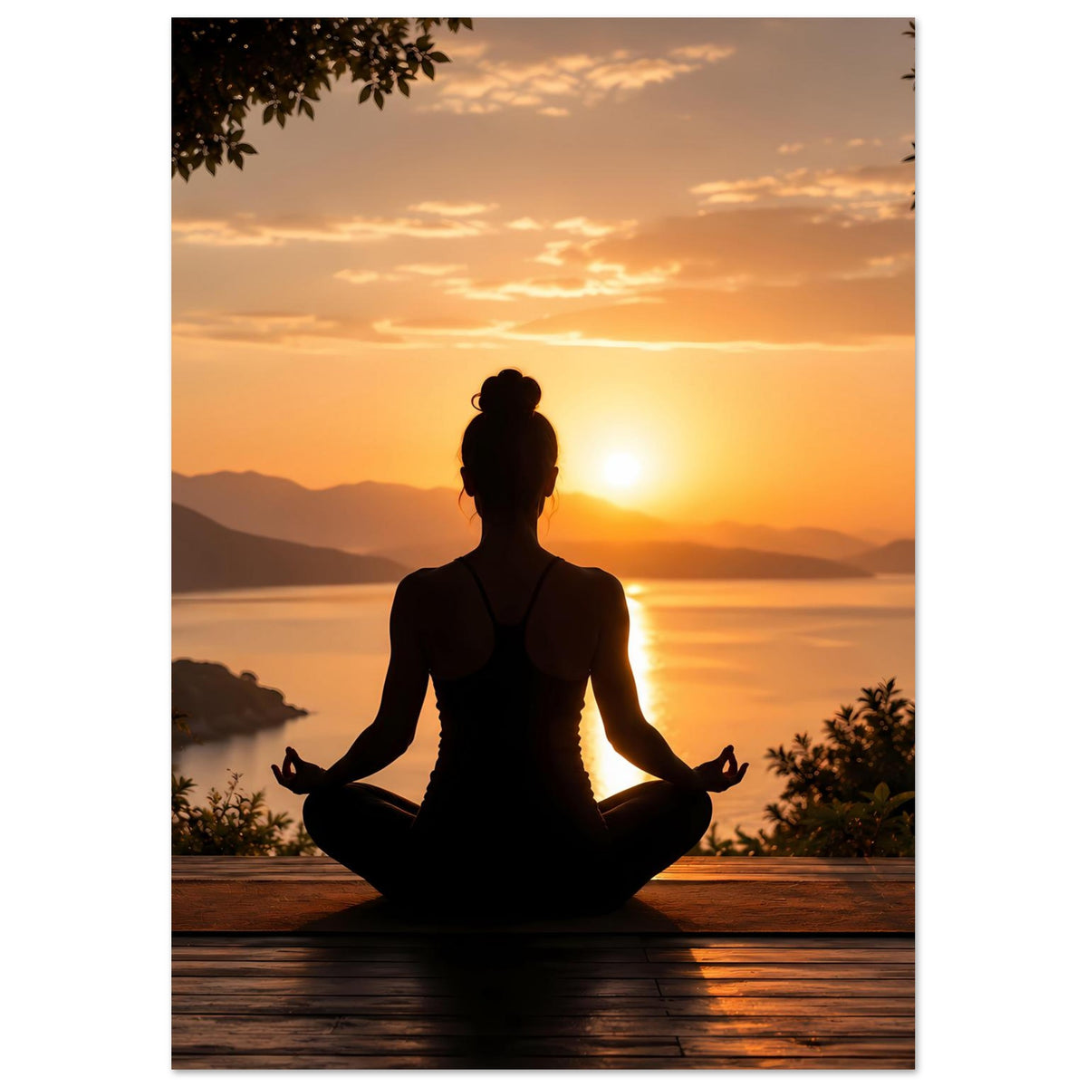 Poster mit Meditationssilhouette im Lotussitz vor warmem Sonnenuntergang