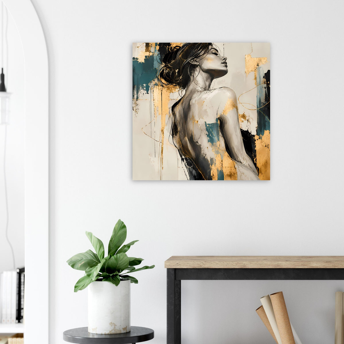 Frauengesicht-Kunstposter im Rahmen mit petrolfarbenen Flächen und goldfarbenen Details.