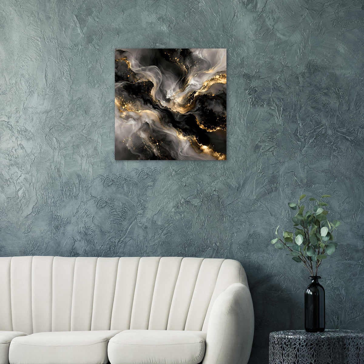 Abstraktes Kunstposter auf graublauer Wand, schwarz-graue Strudel mit goldenem Glanz