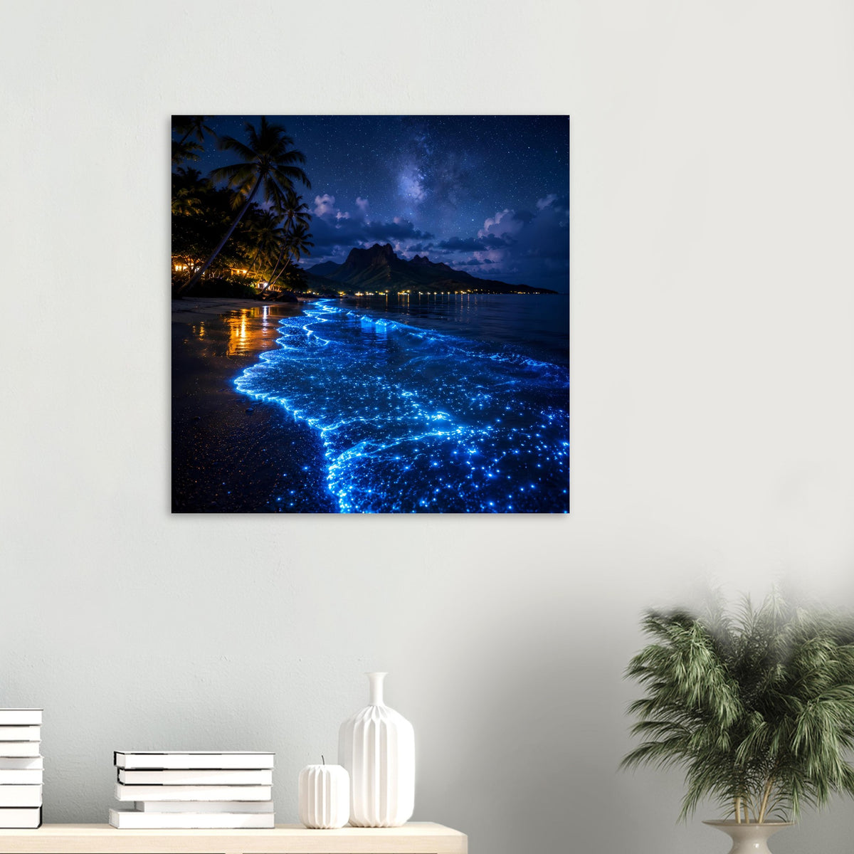 Quadratisches Wandposter mit blau leuchtendem Biolumineszenzstrand bei Nacht