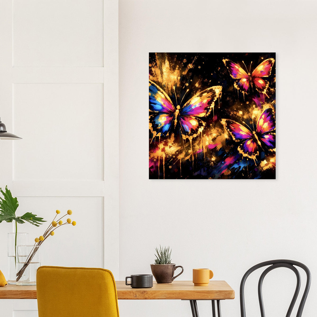 Kunstposter mit drei bunten Schmetterlingen im schwarzen Rahmen an der Wand