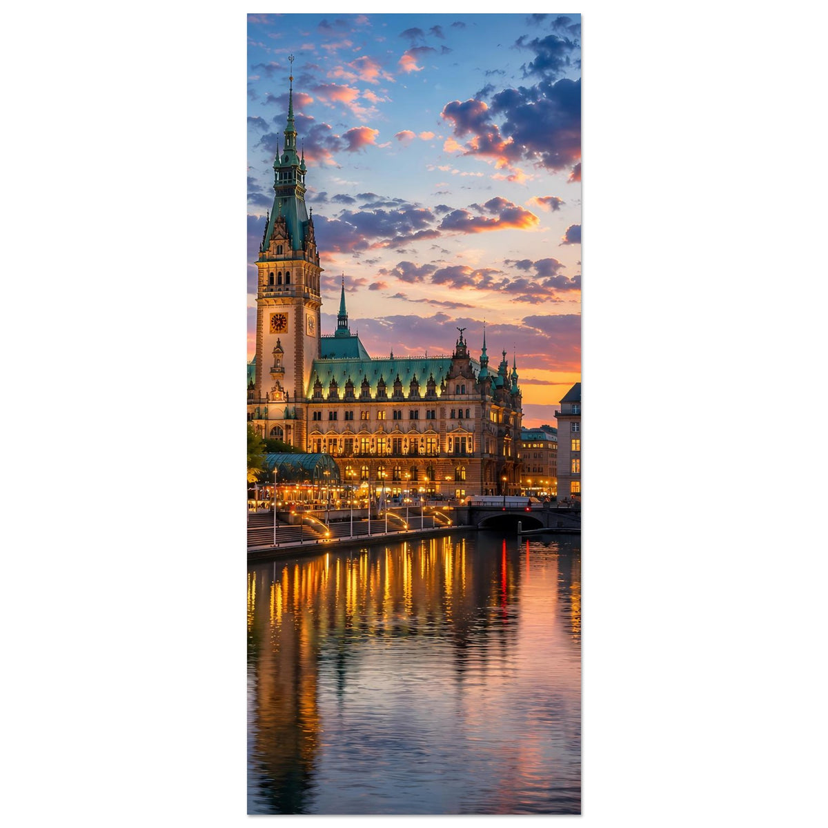Schmaler Vertikaldruck: Domturm bei Sonnenuntergang über spiegelndem Fluss