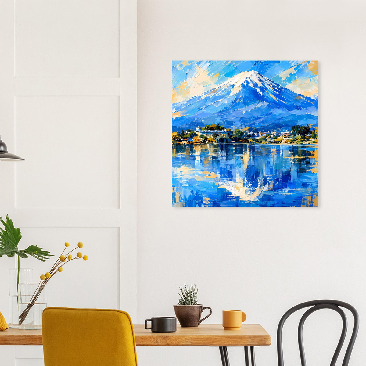 Landschaftsposter im Querformat: blauer Berg, Ort am Wasser und Wasserreflexion