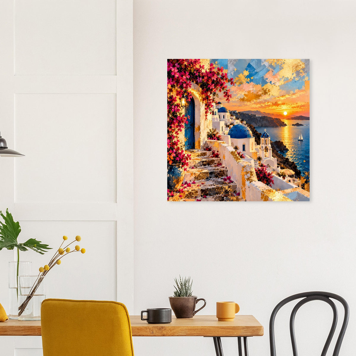 Poster Santorini: weiße Gasse mit blauen Kuppeln und goldenem Sonnenuntergang