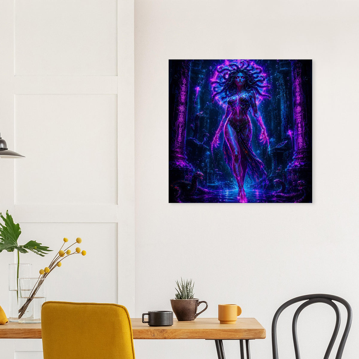 Poster mit Neon-Medusa an weißer Wand, lila und blau leuchtende Figur
