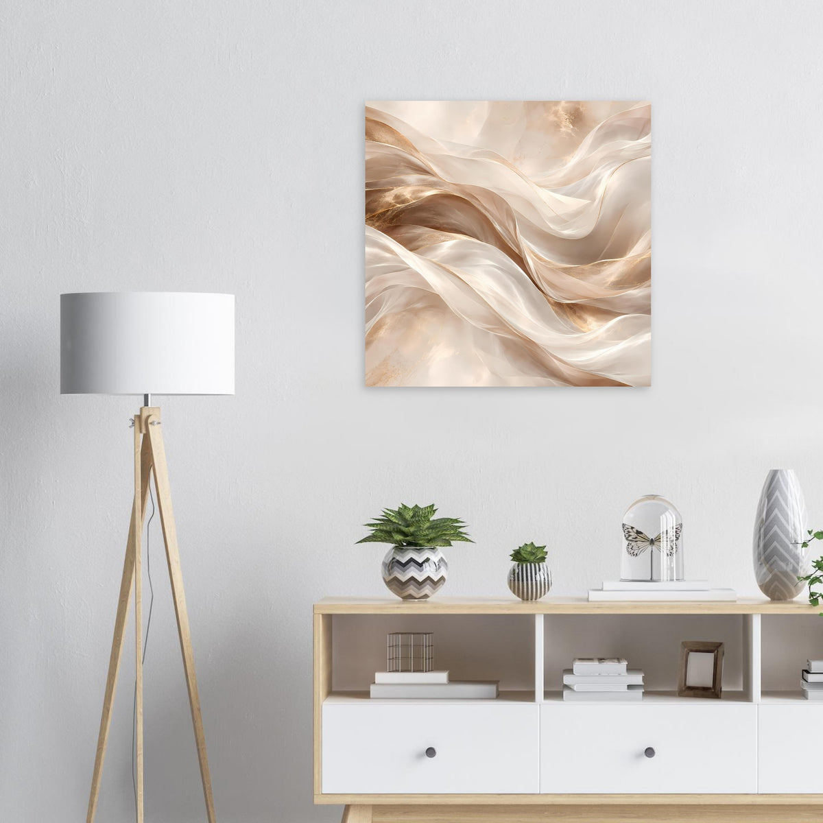 Abstraktes Wellen-Poster mit beigen und goldenen, fließenden Stofflinien