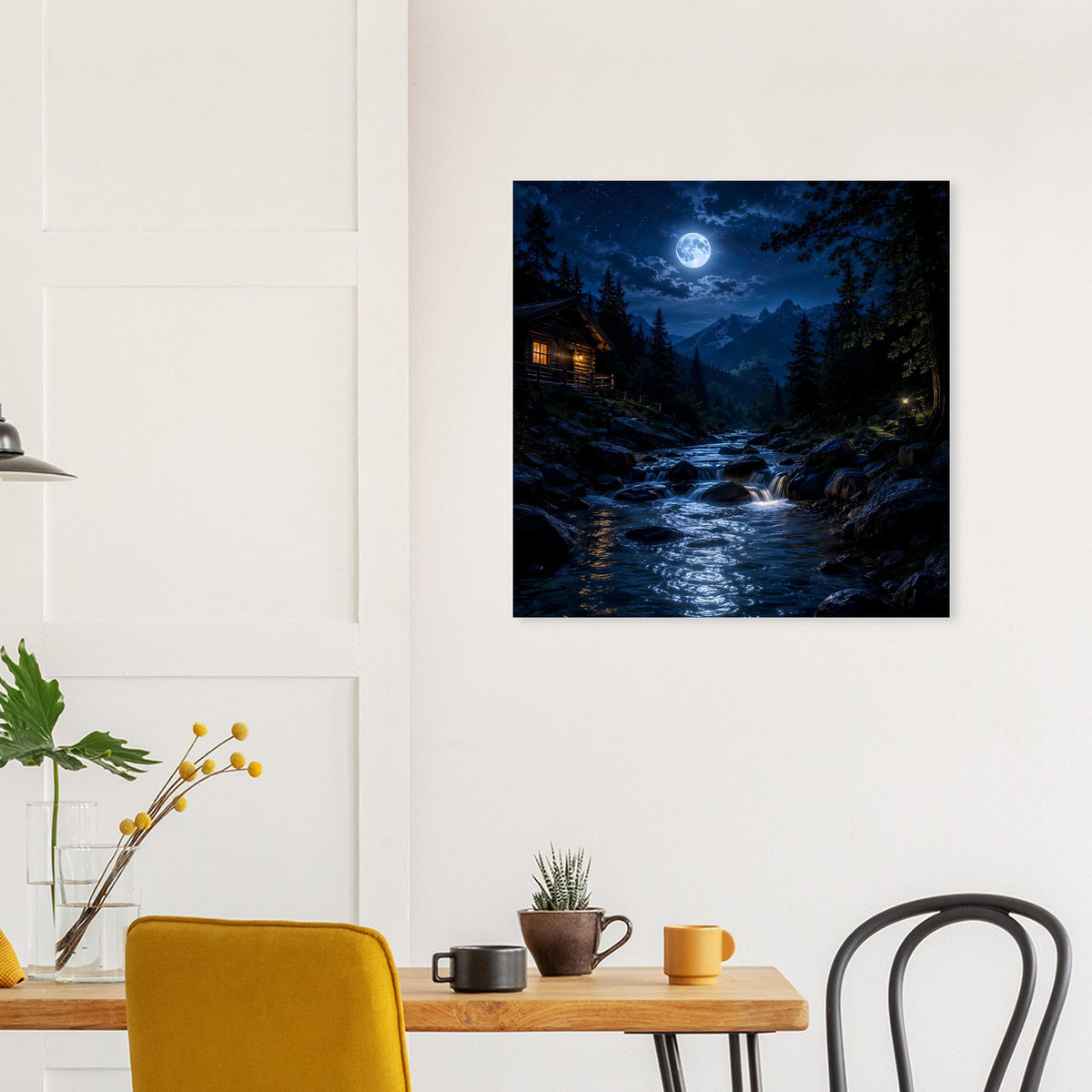 Quadratisches Poster: Heller Mond über schmalem Bach in dunkler Berglandschaft