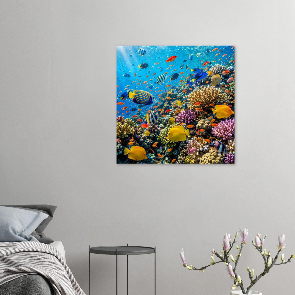 Kleines Poster mit Korallenriff und tropischen Fischen, blaues Wasser und bunte Korallen.