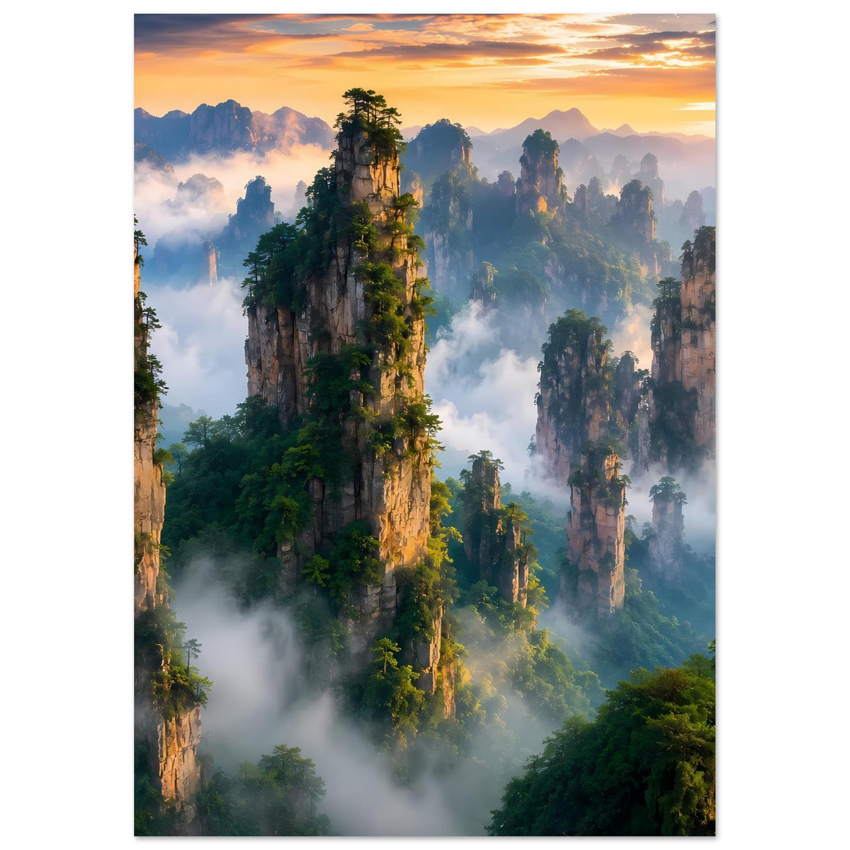 Vertikales Poster: Felsnadeln mit dichtem Bewuchs, Nebel über Tälern und goldenem Himmel