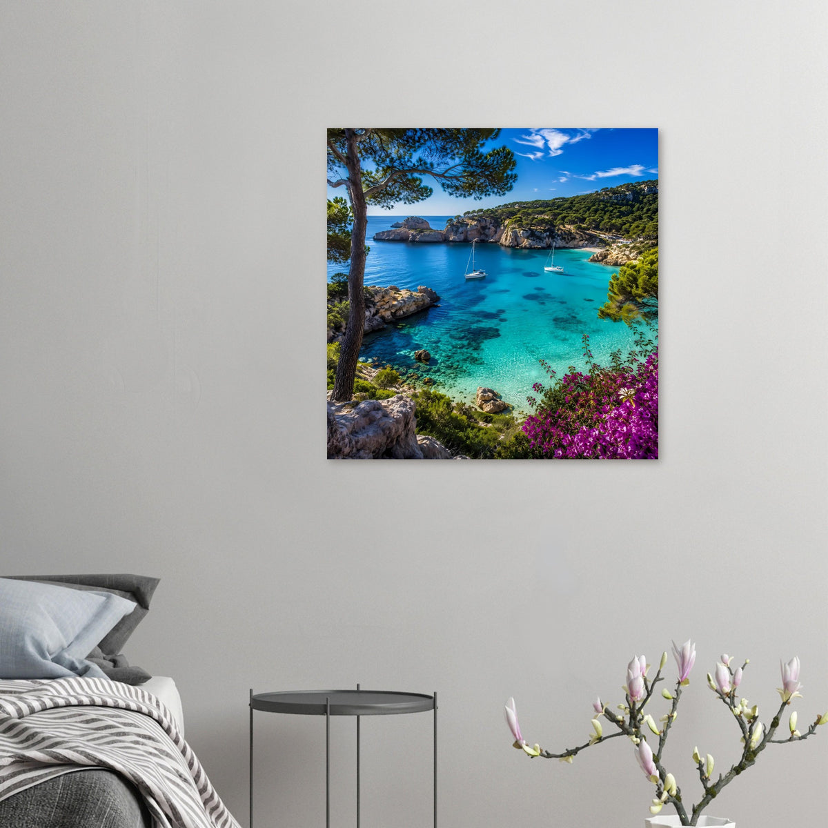 Küstenposter (klein): türkisblaues Meer, Segelboote, Felsen, Pinien und pinke Blüten.