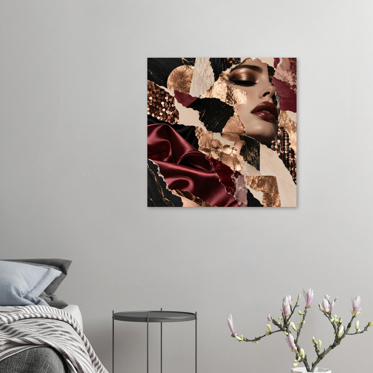 Kleines Poster im Raum: Frauenprofil-Collage mit bordeauxrotem Satin, Goldfolie und Pailletten