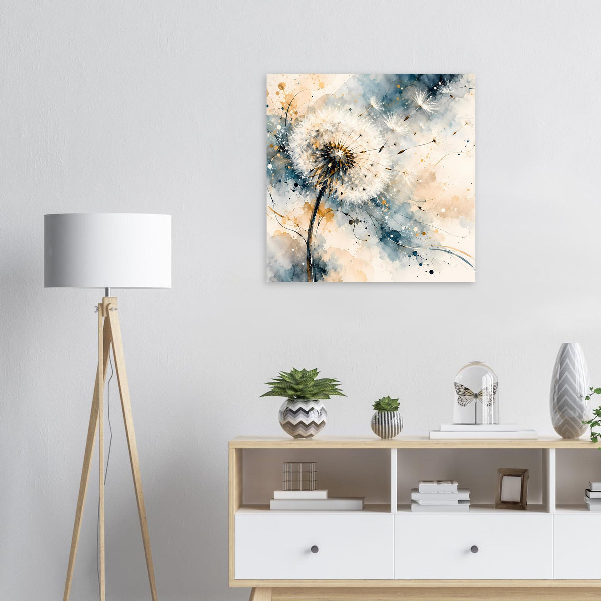 Kunstposter mit Pusteblume in Weiß, sanftem Blau und goldenen Farbsprenkel-Details
