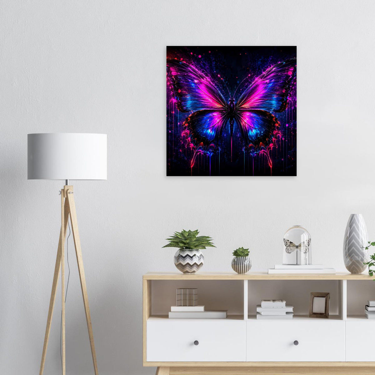 Schwarz gerahmtes Poster: Neon-Schmetterling in Pink, Blau und Violett, quadratisch.