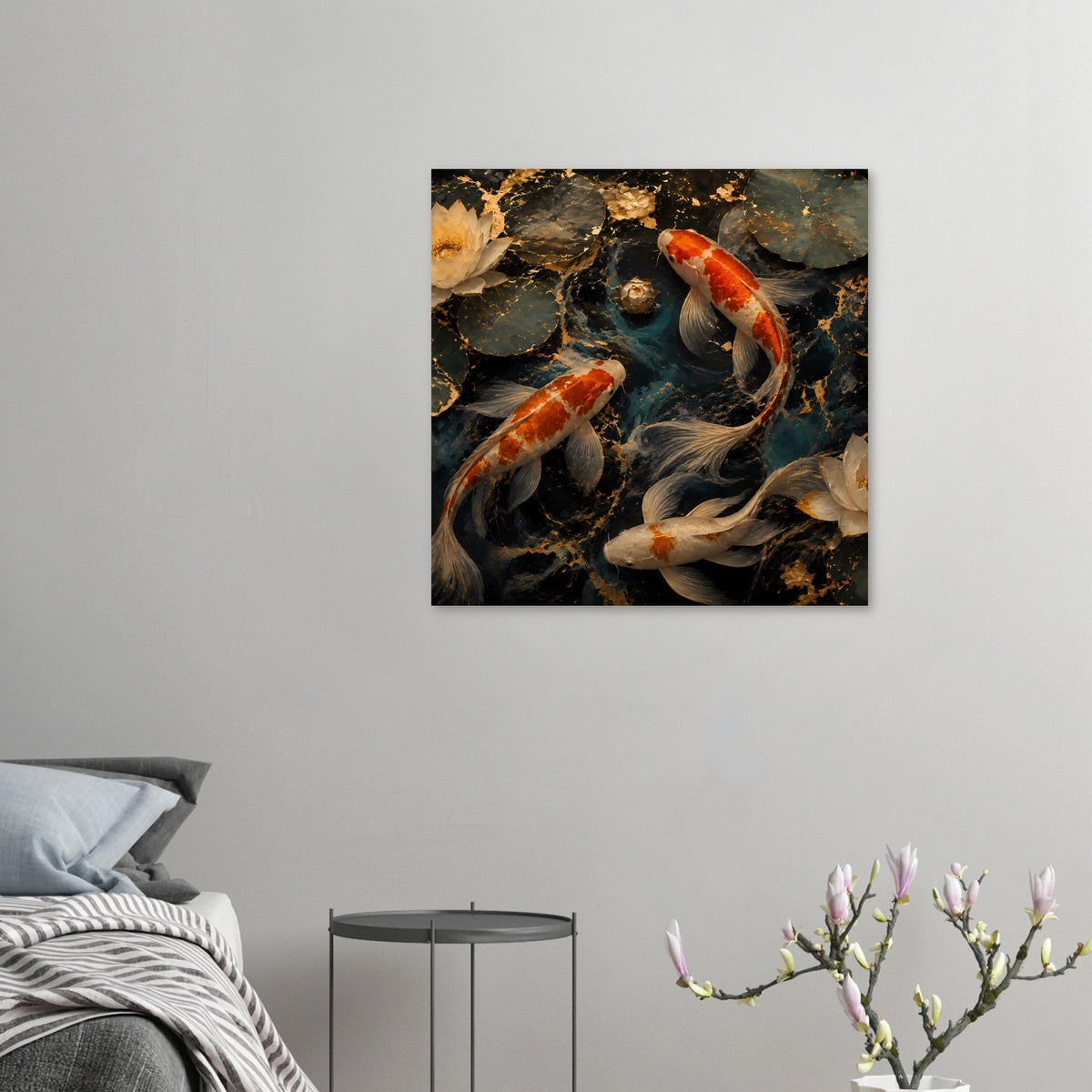 Kleines Poster mit Koi-Teichmotiv, orange-weiße Karpfen in dunklem Wasser
