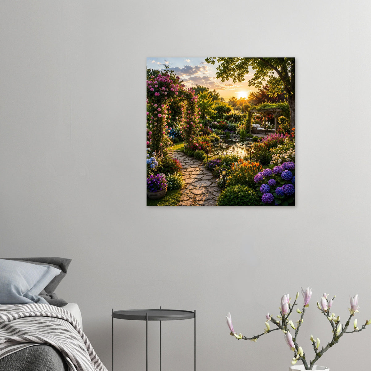 Kleines Blumenposter im Quadratformat: Gartenweg, blühende Beete und Sonne im Hintergrund