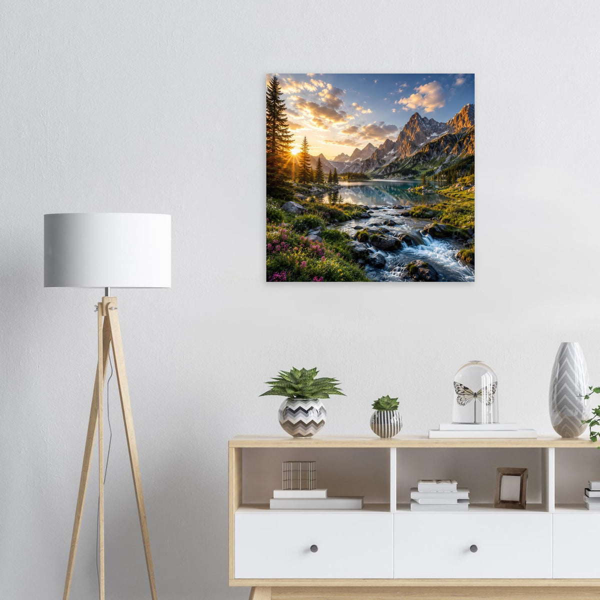 Gerahmtes Poster mit Bergtal bei Sonnenaufgang, Fichten, Bach und Felsgipfeln.