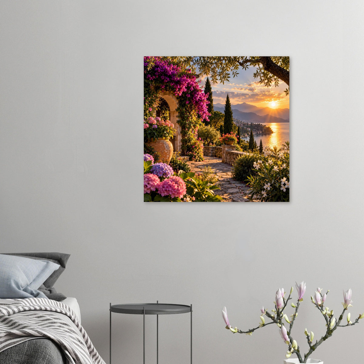 Kleines Sonnenuntergang-Poster an der Wand über Sofa und Lampe; mediterraner Gartenmotiv