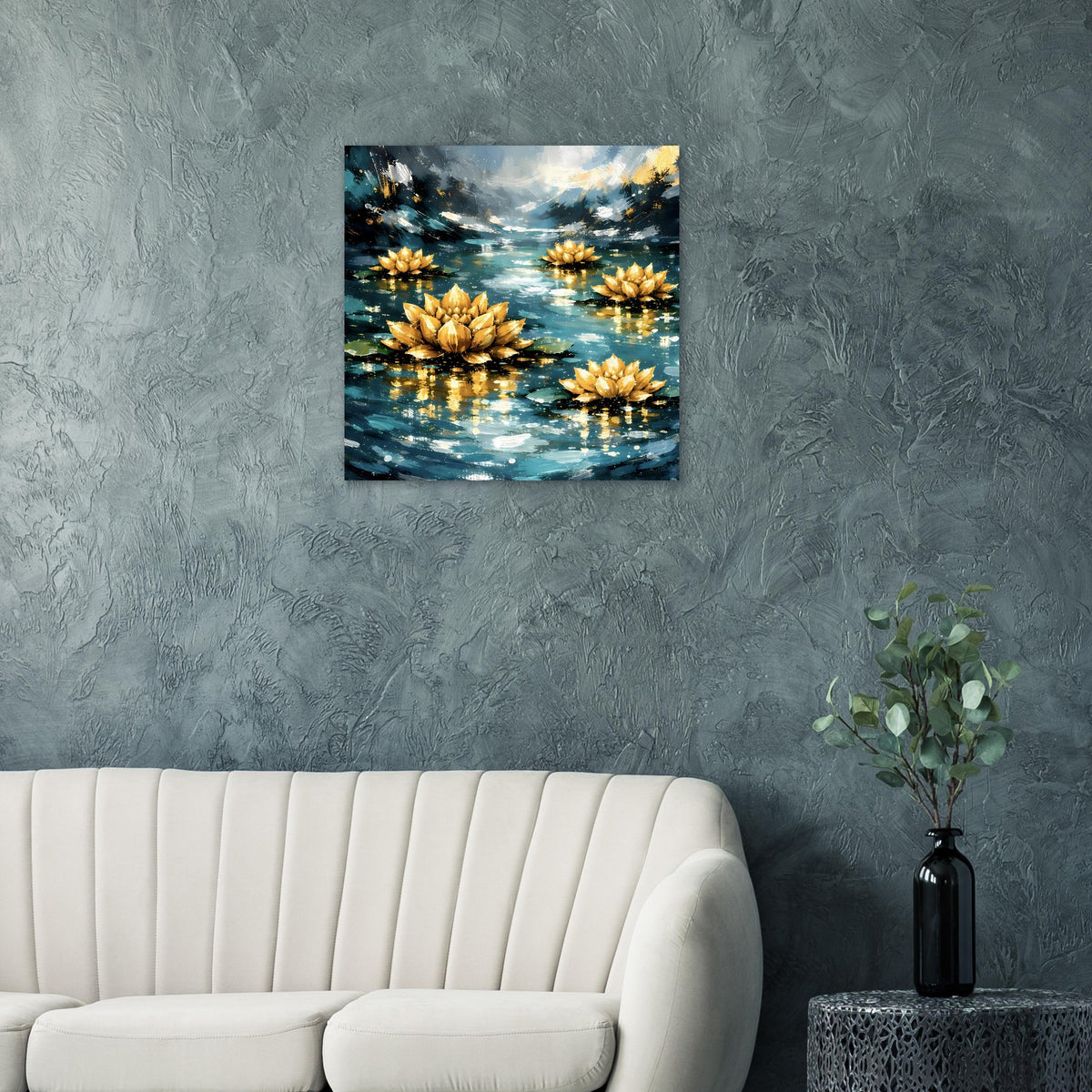 Quadratisches Lotus-Blumenposter mit goldenen Seerosen und schimmernden Wasserreflexen