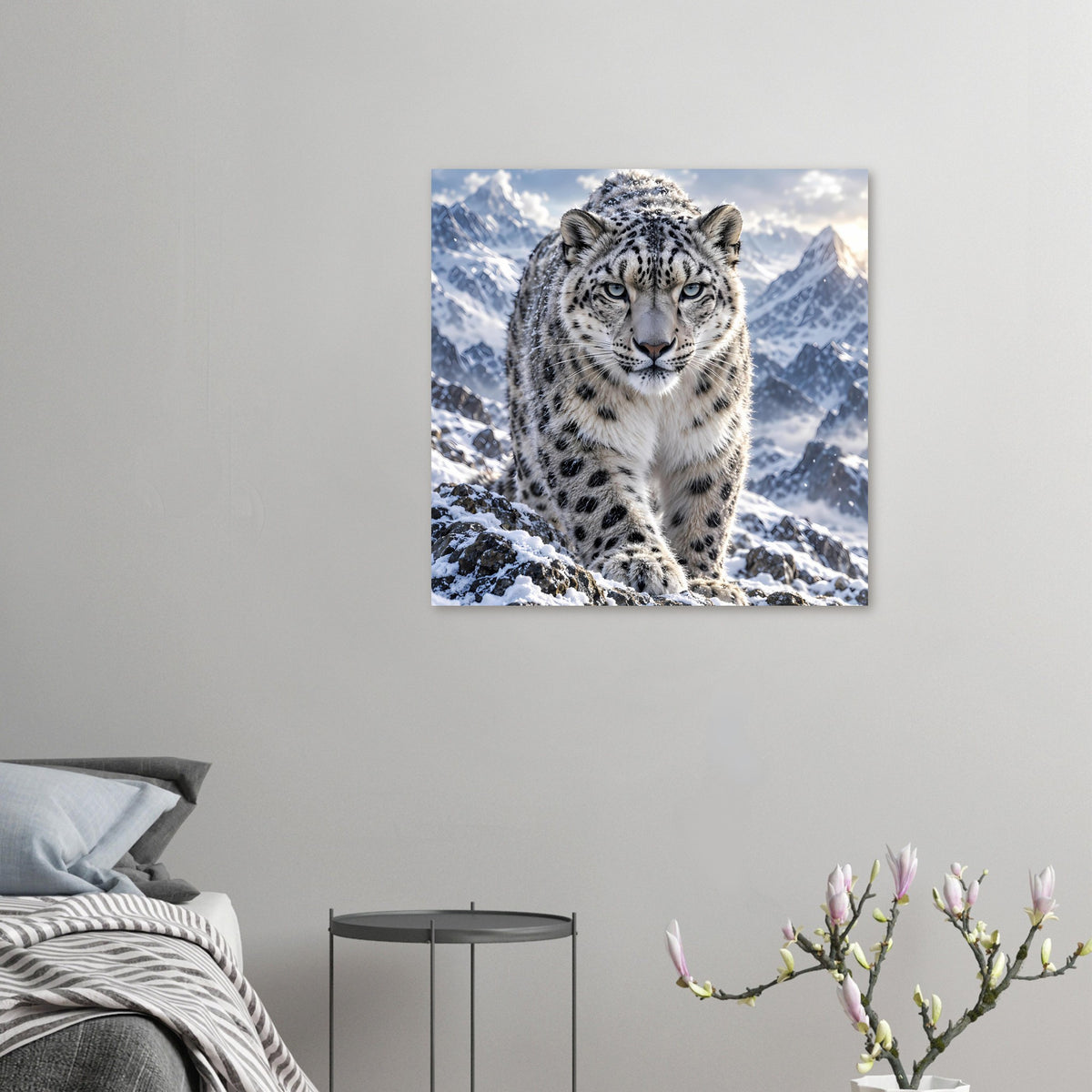 Schneeleoparden-Poster klein: stehender Leopardenkörper vor Berg- und Schneemotiv