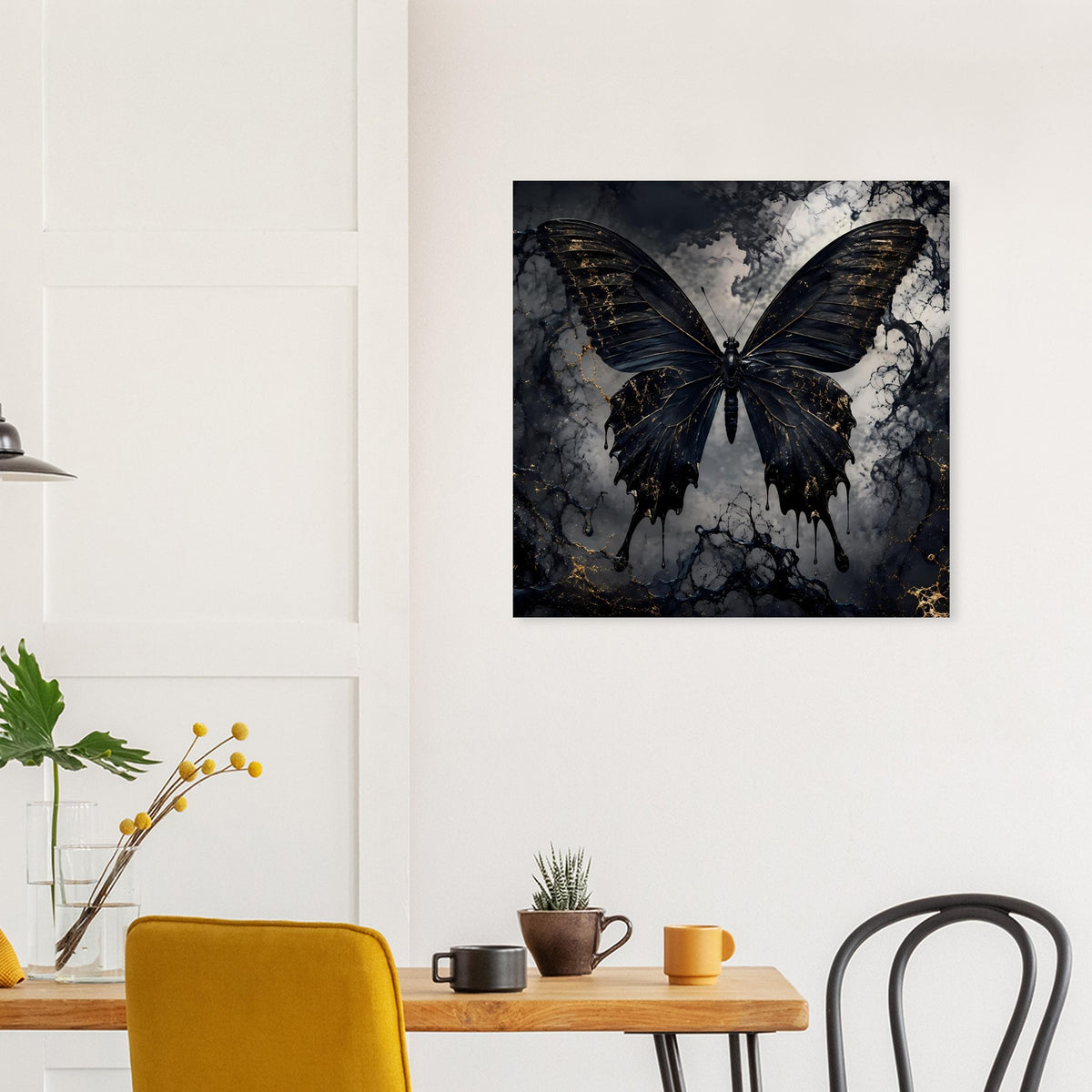Poster mit schwarzem Schmetterling und goldenen Adern im quadratischen Rahmen, zentral