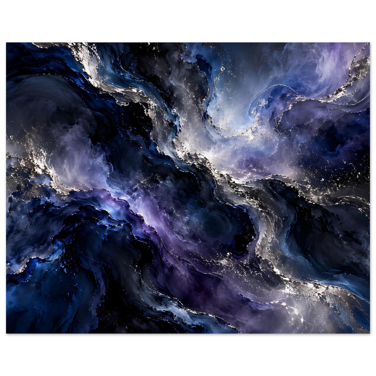 Horizontales Weltraum-Poster: dunkler blauer Nebel mit silbernen Partien und violetten Akzenten