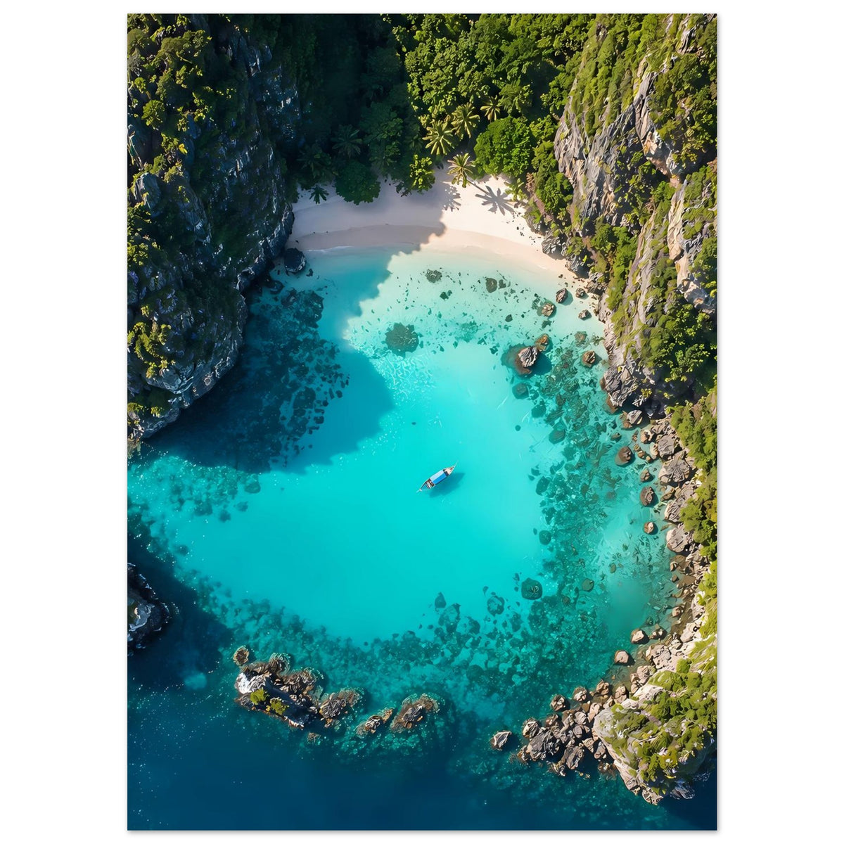 Poster mit Lagune zwischen Felsen: türkisblaues Wasser, grüne Vegetation und Boot