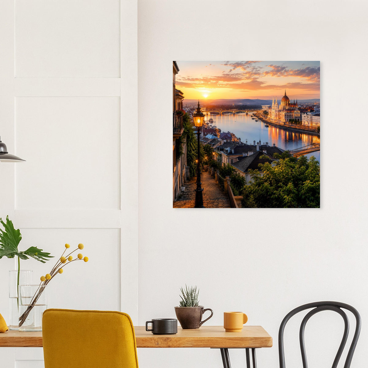 Wandposter mit Stadtpanorama am Wasser bei Sonnenuntergang in warmen Goldtönen